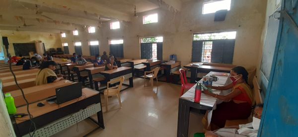 ग्यारसपुर गांव के वैक्सीनेशन सेंटर पर अधिकारी-कर्मचारी चिंता में थे। यहां ग्यारसपुर के अलावा विदिशा और भोपाल से भी लोग टीका लगवाने पहुंच रहे हैं।
