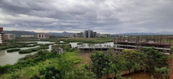 Cyclone Tauktae Latest Photos; Mumbai Rain News | Rain Warning In Maharashtra Palghar Thane And Ratnagiri Districts | तेज हवा और बारिश की वजह से पेड़ गिरे, कई गाड़ियों को नुकसान; एक शख्स की मौत 8 मुंबई के कई इलाकों में इसी तरह काले बादल छाए हुए हैं।