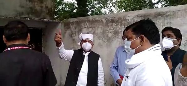 ऑक्सीजन प्लांट की जगह देखते केन्द्रीय मंत्री