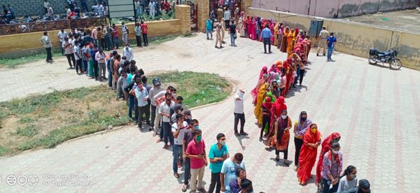बाड़मेर किसान भवन वैक्सीन सेंटर पर लगी लंबी कतार