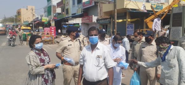 गांधी नगर सीएसपी सौम्या जैन और टीआई संतोष यादव ने भी मास्क बांटे।
