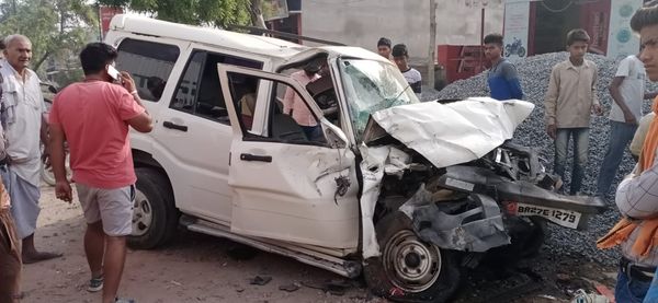 हादसे के बाद स्कॉर्पियो की हालत।