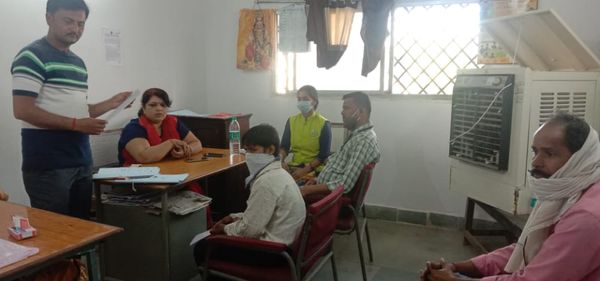 विशेष किशोर इकाई कार्यालय में छात्र के बयान लेतीं प्रभारी।