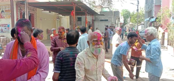 बावड़िया कला होशंगाबाद रोड पर एक दूसरे को गुलाल लगाते और बढ़े बुजुर्गों का आशीर्वाद लेते हुए।