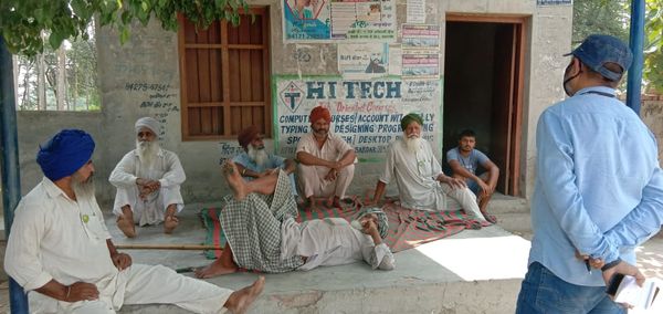 परवाह लोग गांवों की चौपालों पर बेमास्क गप्पे लड़ा रहे हैं। यहां लोग कोरोना को गंभीर बीमारी मानने को तैयार नहीं हैं।