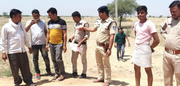 घटना स्थल पर जांच करते पुलिस के जवान।