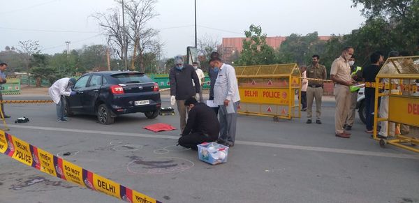 भैरो मार्ग पर शूटआउट के बाद पुलिस के अलावा फॉरेंसिक विभाग की टीम भी जांच करने पहुंची।