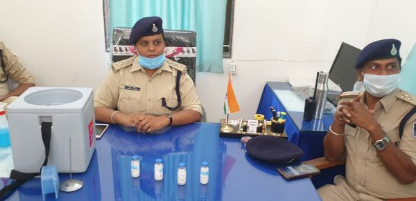 बैतूल। कार ड्राइवर से जप्त 4 नग रेमडेसिविर इंजेक्शन।