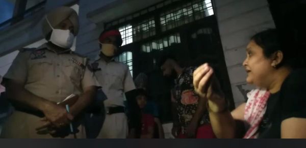 पुलिस को मारपीट की जानकारी देती पत्नी।
