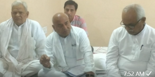 प्रेस वार्ता में पूर्व मंत्री शराब माफियाओं के बारे में बताते हुए।