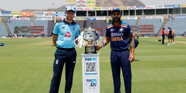 ट्रॉफी के साथ इंग्लिश कप्तान जोस बटलर और भारतीय कप्तान विराट कोहली।