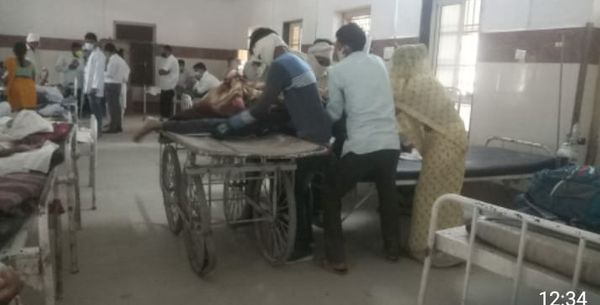 वार्ड के अन्दर हाथ ठेले पर कल्लू की लाश ले जाते परिजन