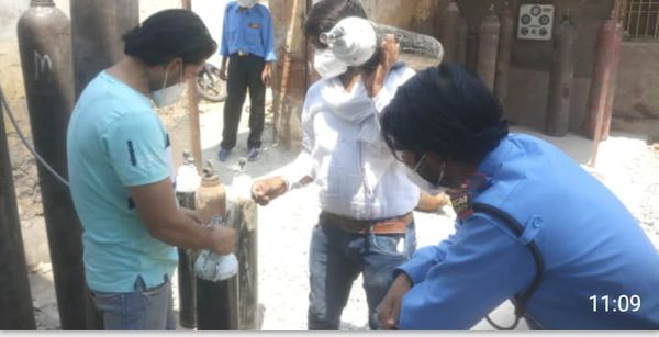 ऑक्सीजन प्लान्ट पर ऑक्सीजन भरवाते लोग