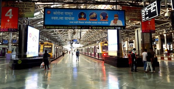 भीड़ पर कंट्रोल के लिए रेलवे की कड़ाई का असर भी अब नजर आने लगा है।