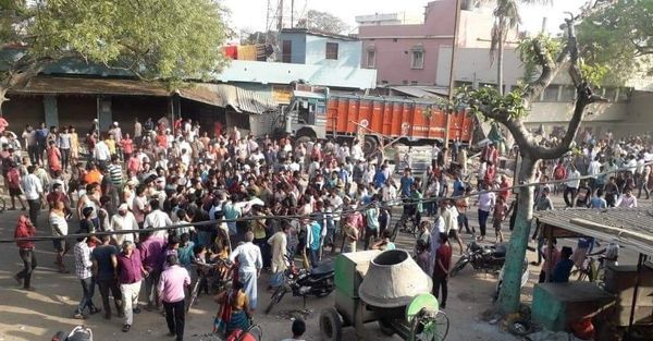 घटनास्थल पर भारी भीड़ जमा हो गई थी