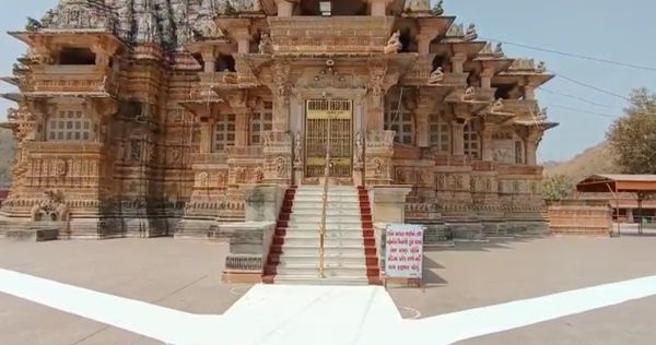 ट्रस्ट ने मंदिर के बाहर एक बोर्ड भी लगाया है जिसमें लिखा है- दर्शन के लिए आने वाले भाइयों और बहनों से विनती है कि छोटे कपड़े पहनकर मंदिर में प्रवेश न करें।