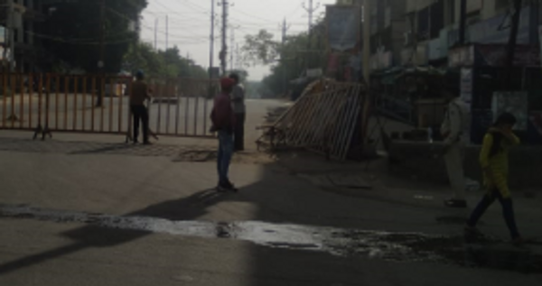 गुलमोहर में सिवाए कॉम्पलेक्स के पास बेरिकेडिंग