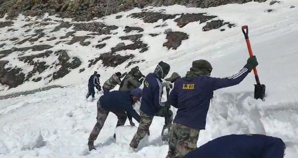सेना के जवान 20 से 25 दिनों तक बर्फ हटाने का काम करते है
