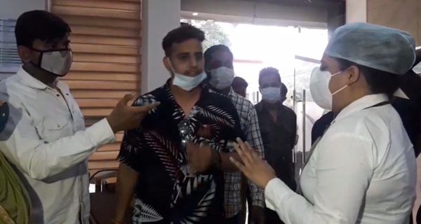 आपस में बहस करते मरीज के परिजन व अस्पताल स्टाफ