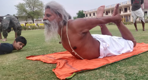 योगा सिखाते हुए महंत रामदास महाराज।