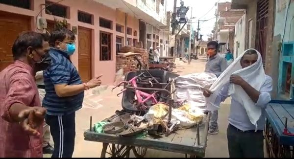 सड़क पर बिना मास्क घूम रहे युवक को समझाइश देते ऊर्जा मंत्री प्रद्युम्न सिंह