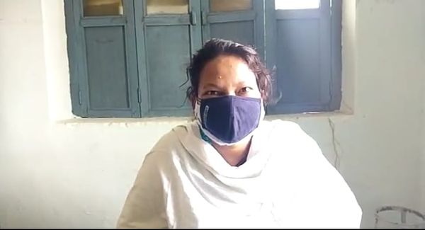 मीडया को जानकारी देतीं चंबल अभयारण्य की श्रद्धा पाढरे।