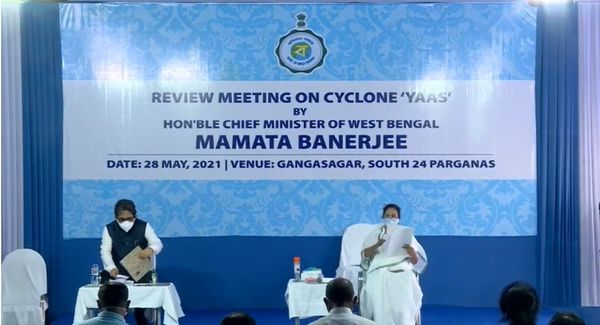 पश्चिम बंगाल की मुख्यमंत्री ममता बनर्जी खुद भी रिव्यू मीटिंग कर रही हैं। शुक्रवार को वे इसके लिए साउथ 24 परगना के गंगासागर पहुंचीं।