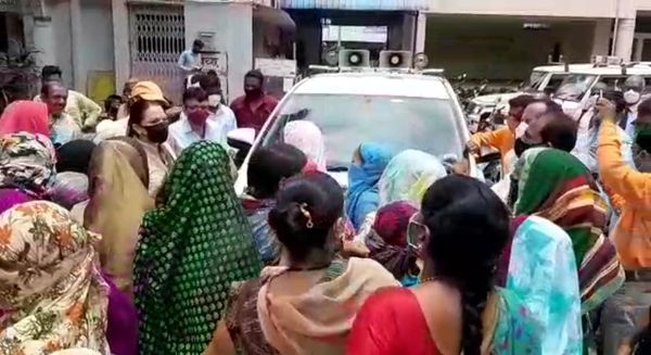 वाहन से उतरकर कमिश्नर ने समस्या के निराकरण का आश्वासन दिया।