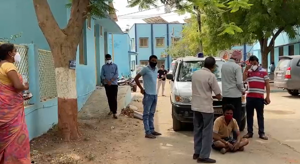 एम्बुलेंस के सामने बैठे परिजन।
