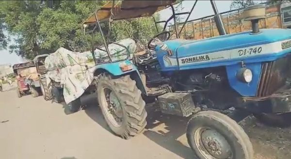 चार-पांच दिन से खड़े ट्रैक्टर-ट्राली