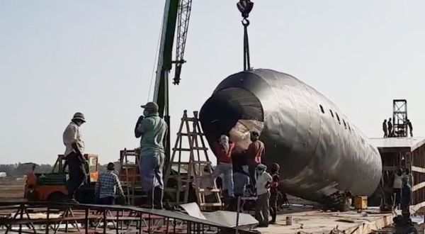 मानिकपुर पुलिस स्टेशन के इंस्पेक्टर भाऊसाहेब अहिरे के मुताबिक, जब उनकी टीम ने छापा मारा एक भी स्टाफ ने मास्क नहीं पहना था।