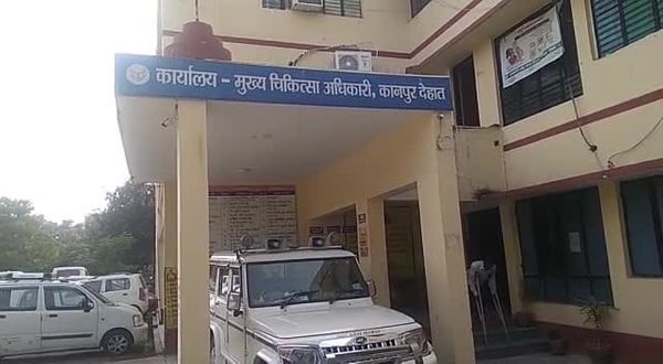 Kanpur's CMHO has banned the keeping of employees' mobiles at the vaccination center.
