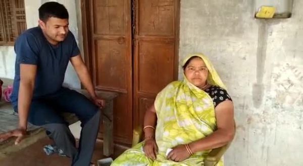 कानपुर देहात में महिला को एक दिन के अंदर वैक्सीन की दोनों डोज लगा दी थी।