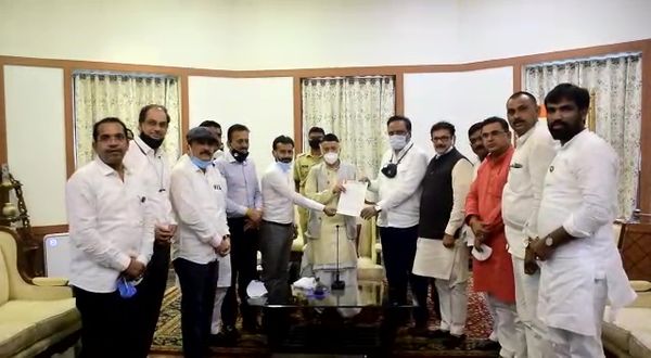 निलंबित भाजपा विधायकों ने राज्यपाल भगत सिंह कोश्यारी से मिलकर अपना पक्ष रखा।