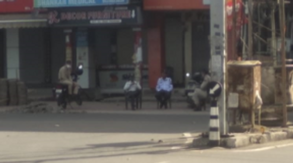 10 नंबर मार्केट पूरी तरह से बंद है। यहां चौराहे पर पुलिस कर्मी तैनात है।