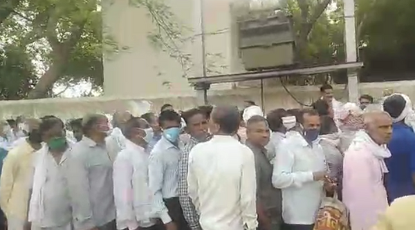 आर्मी जवानों के परिजन आए सैनिक कैंटीन पर खरीदारी करने।