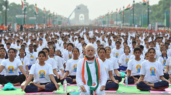 पहला विश्व योग दिवस 21 जून 2015 को मनाया गया। तब राजपथ पर पीएम के साथ 35,985 लोगों ने एक साथ 35 मिनट तक तकरीबन 21 प्रकार के अलग-अलग योगासन किए थे।