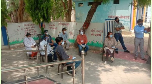 अधिकारियों की बैठक लेते विधायक।