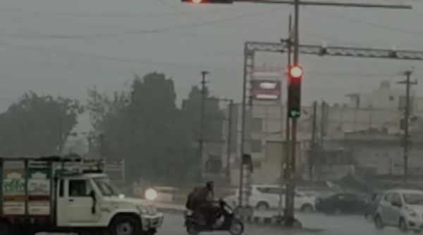 शाम को तेज बारिश के साथ पानी गिरने लगा।