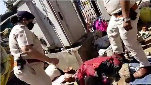 पुलिस ने एक-एक कपड़ा हटाकर तलाशी ली।