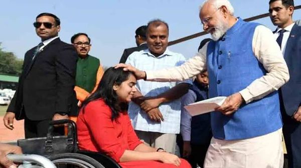 सुमेधा ने पुलवामा में आतंकी हमले में शहीद हुए जवानों के परिजनों की मदद के लिए 21 हजार रुपए का चेक रिलीफ फंड में दिया था। राहत का चेक सुमेधा ने प्रधानमंत्री नरेंद्र मोदी को खुद सौंपा था। तब प्रधानमंत्री ने सुमेधा से वादा किया था कि वाराणसी में अंतरराष्ट्रीय स्तर का शूटिंग रेंज बनवाएंगे।