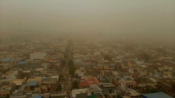 जोधपुर में चली आंधी के बाद छाया धूल का गुबार।