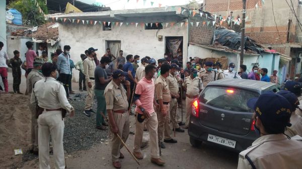 वारदात स्थल पर तैनात पुलिस बल तैनात है।