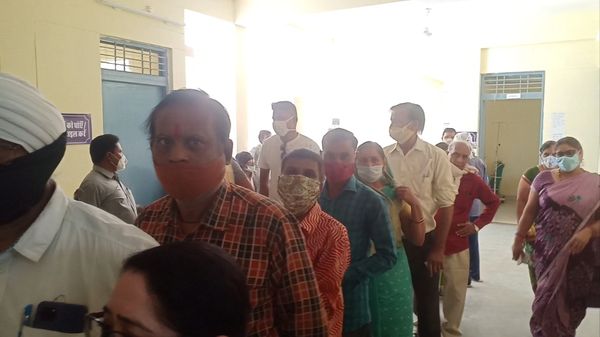 टीका लगवाने के लिए केंद्र पर लगी लोगों की भीड़।