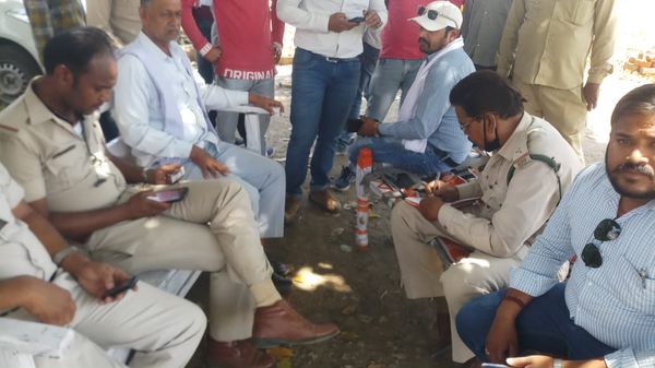 रतौना में ग्रामीणों से मामले की जानकारी लेती वन विभाग की टीम।