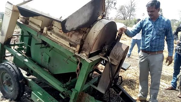 आग लगने से थ्रेसर में हुआ नुकसान।