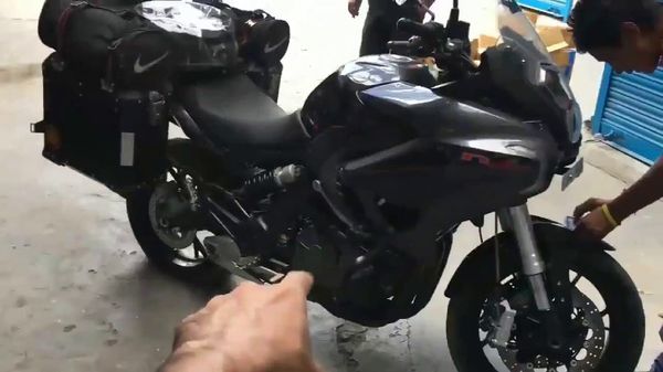 मनाली ट्रिप के दौरान सचिन वझे की बाइक का टायर पंचर हो जाता है।