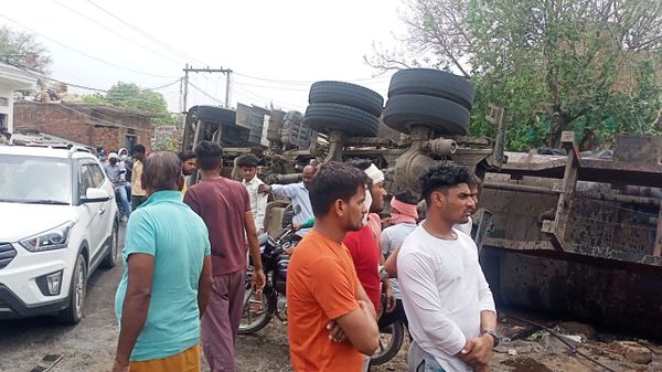 घटनास्थल पर उलटा पड़ा टैंकर