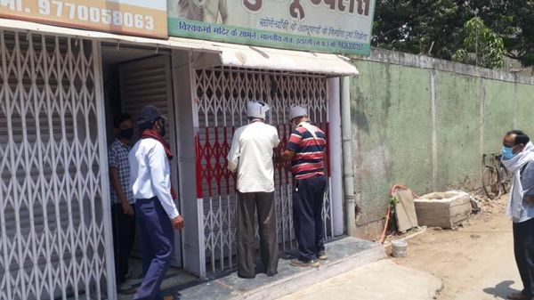 इटारसी में सोने-चांदी के दुकान को सील की गई।