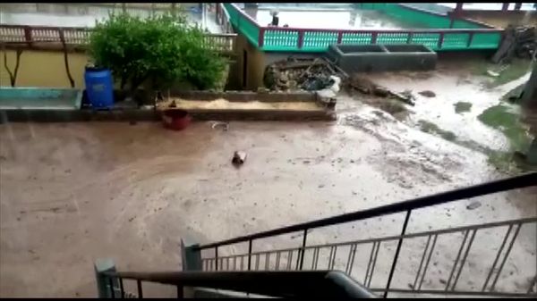 लोगों के घरों में कई फीट तक पानी भर गया, किसी तरह ऊंचाई पर पहुंचकर जान बचाई। (कुमराड़ा उत्तरकाशी)